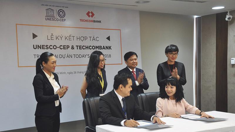 Đại diện Techcombank, bà Phạm Vũ Minh Đan cùng đại diện đối tác Unesco CEP, ông Phạm Hồng Anh ký kết chính thức dự án đầu tiên là cuộc thi Talent Generation 2018.
