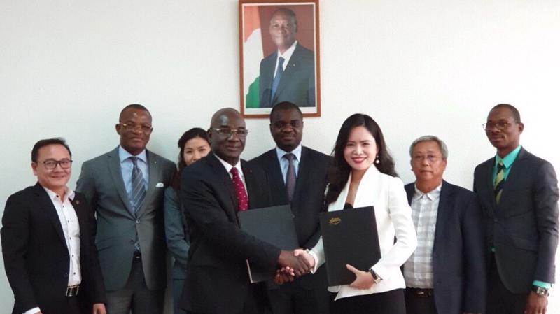 Tổng giám đốc Hội đồng Bông và Điều Bờ Biển Ngà Coulibaly và Phó tổng giám đốc Tập đoàn T&T Group Nguyễn Thị Thanh Bình ký kết thỏa thuận hợp tác chiến lược.