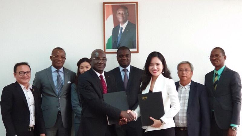 Tổng giám đốc Hội đồng Bông và Điều Bờ Biển Ngà Coulibaly và Phó tổng Giám đốc Tập đoàn T&T Group Nguyễn Thị Thanh Bình ký kết thỏa thuận hợp tác chiến lược tại Abidjan vào tháng 12/2018.
