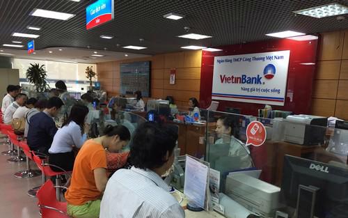 Khách hàng giao dịch tại VietinBank.<br>