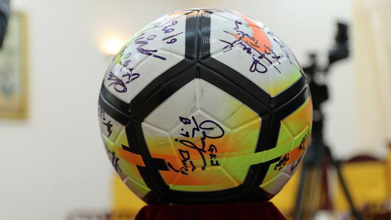 Quả bóng có đầy đủ chữ ký của các thành viên đội tuyển U23 Việt Nam dành tặng Thủ tướng Nguyễn Xuân Phúc - Ảnh: Đình Hoàng.