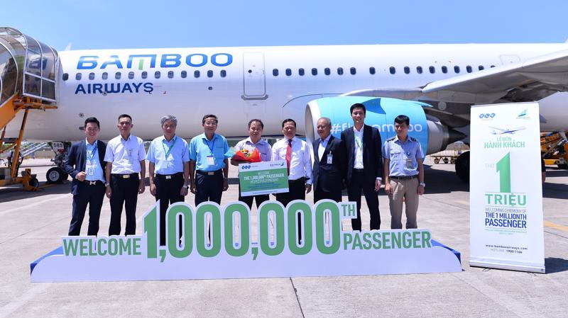 Vị hành khách thứ 1 triệu của Hãng (chính giữa) chụp ảnh lưu niệm cùng Lãnh đạo tỉnh, lãnh đạo Bamboo Airways.