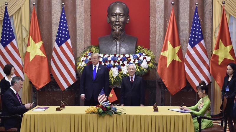 Bà Nguyễn Thị Phương Thảo và ông Kevin McAllister ký kết hợp đồng mua máy bay trước sự chứng kiến của Tổng Bí Thư, Chủ tịch nước Nguyễn Phú Trọng và Tổng thống Mỹ Donald Trump.