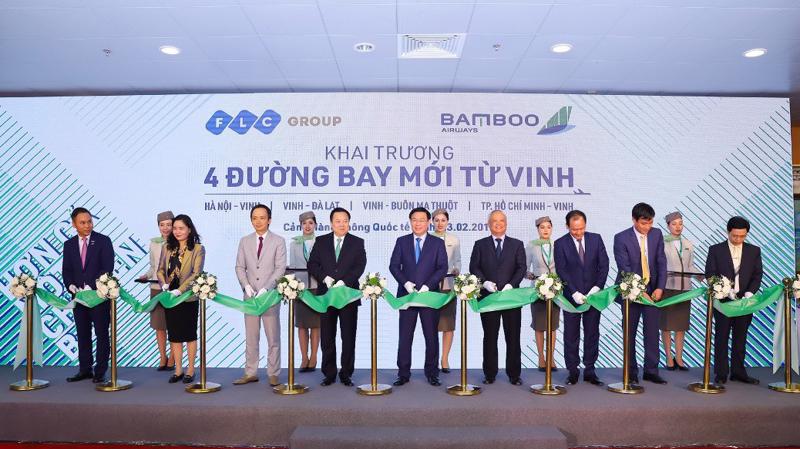 Lãnh đạo Trung ương và địa phương cắt băng khai trương 4 đường bay mới từ Vinh của Bamboo Airways.