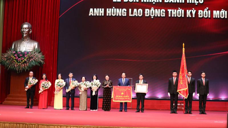 Chủ tịch Quốc hội Nguyễn Thị Kim Ngân trao danh hiệu Anh hùng Lao động thời kỳ đổi mới cho tập thể Quỹ Bảo trợ trẻ em Việt Nam tại buổi lễ. Ảnh - Anh Tuấn. 