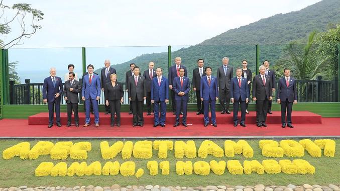 Các nhà lãnh đạo kinh tế APEC chụp ảnh chung tại lễ bế mạc chiều 11/11.