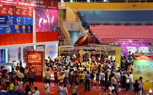 Trong 5 ngày diễn ra hội chợ, ước tính có tới hơn 20 nghìn khách tham quan và mua sắm tại các gian hàng của DOJI.<br>