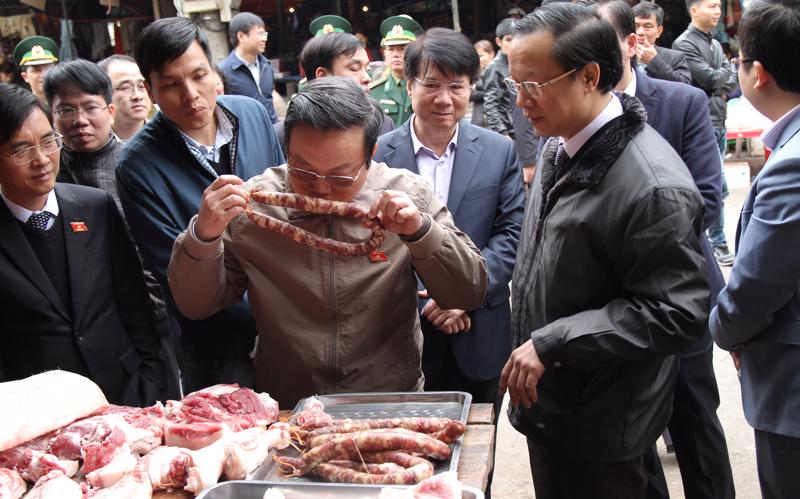 Phó chủ tịch Quốc hội Phùng Quốc Hiển giám sát an toàn thực phẩm tại Lạng Sơn - Ảnh: Mỹ An