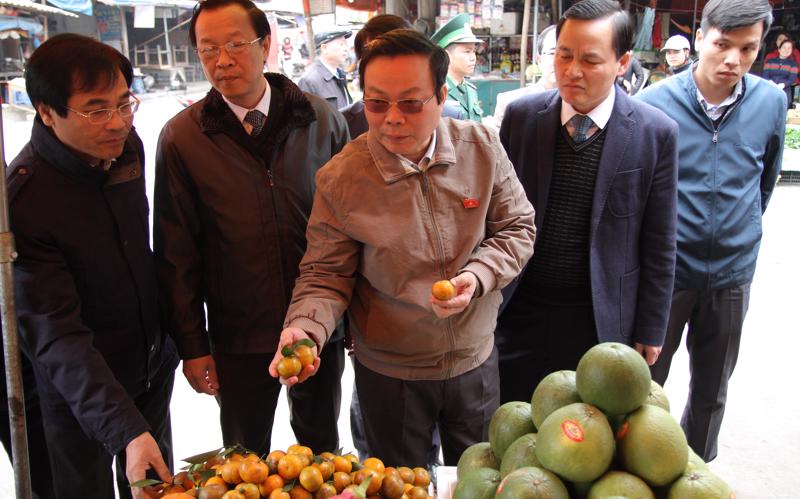 Phó chủ tịch Quốc hội Phùng Quốc Hiển giám sát an toàn vệ sinh thực phẩm tại Tân Thanh (Lạng Sơn).