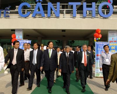 Thủ tướng Nguyễn Tấn Dũng, nguyên Tổng bí thư Lê Khả Phiêu tại Cảng hàng không quốc tế Cần Thơ - Ảnh: Chinhphu.vn