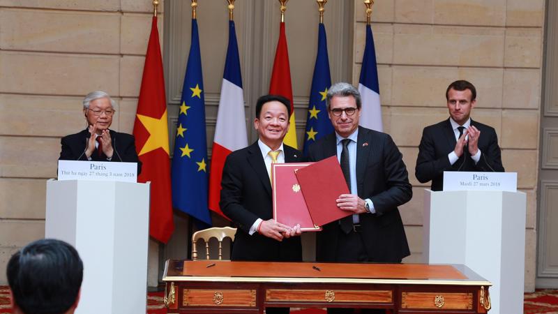 Chủ tịch T&T Group Đỗ Quang Hiển và lãnh đạo Tập đoàn Bouygues ký bản ghi nhớ hợp tác ngày 27/3.