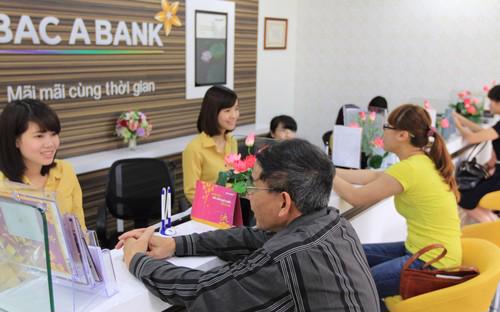 Sản phẩm “Tiết kiệm người cao tuổi” đã thu hút được nhiều khách hàng mới đến tham gia gửi tiền tại ngân hàng.