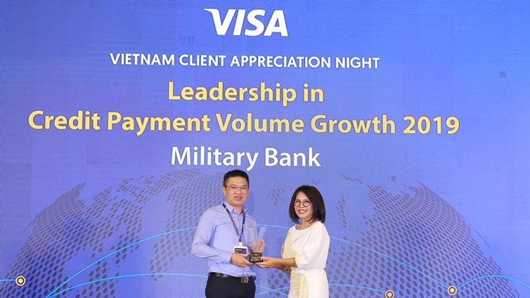 Ông Nguyễn Bá Tuyến - Giám đốc Trung tâm kinh doanh Thẻ MB nhận giải thưởng do Bà Trương Minh Hà - Giám đốc Kinh doanh Visa khu vực Việt Nam và Lào trao tặng.