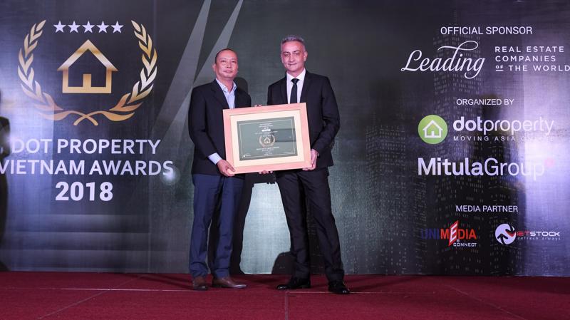 Đại diện Tập đoàn Bách Việt nhận giải thưởng Best Luxury Township Development Vietnam do DOT Property trao tặng