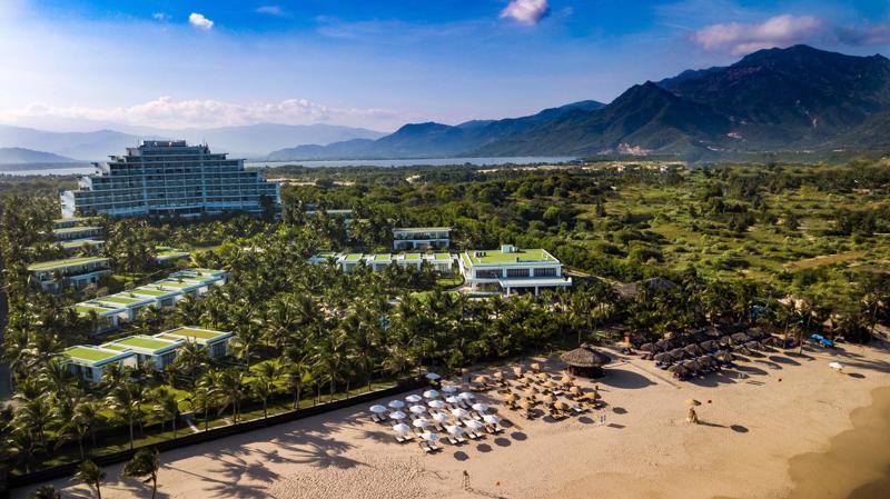 Khung cảnh bình yên và tiện nghi tại Cam Ranh Riviera Beach Resort & Spa.