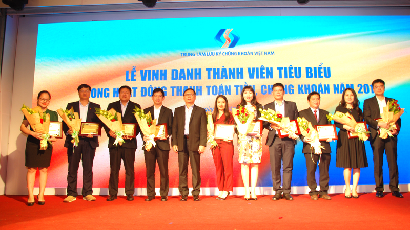 Đại diện VCBS, ông Lê Việt Hà (thứ 3 từ trái sang) - Phó giám đốc Công ty, nhận kỷ niệm chương do VSD trao tặng.