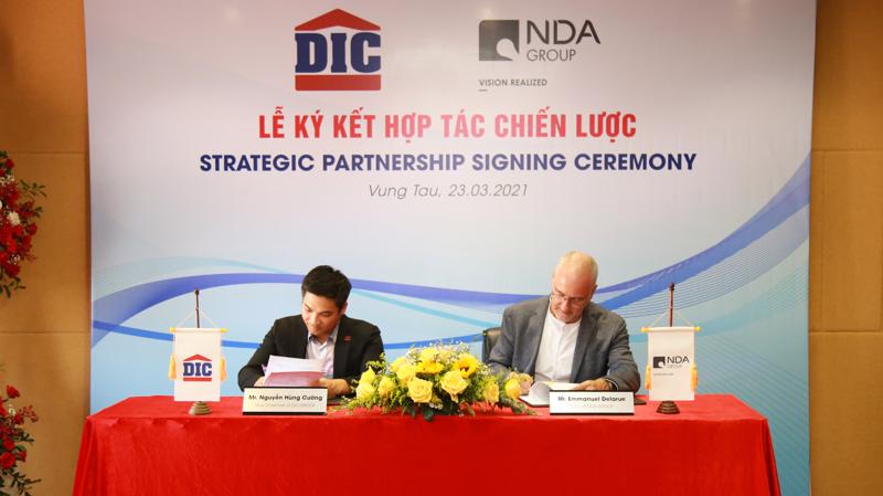 Ông Nguyễn Hùng Cường - Phó Chủ tịch Hội đồng Quản trị Tập đoàn DIC (bên trái) và Ông Emmanuel Delarue - Tổng giám đốc NDA Group (bên phải) ký kết hợp đồng hợp tác chiến lược.