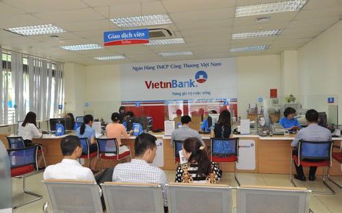 Khách hàng giao dịch tại VietinBank.