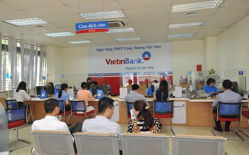 Khách hàng giao dịch tại VietinBank.<br>