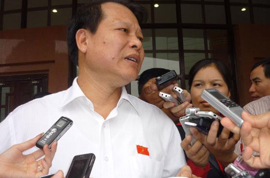 Bộ trưởng Vũ Văn Ninh trả lời phỏng vấn báo chí bên hành lang Quốc hội - Ảnh CTV.