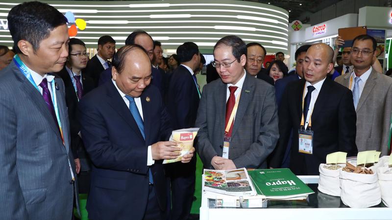 Thủ tướng Nguyễn Xuân Phúc đã tham quan Khu gian hàng thương mại Việt Nam.