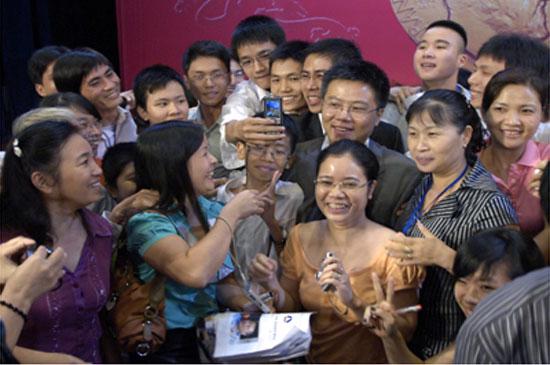 Giáo sư Ngô Bảo Châu trong sự ngưỡng mộ của các bạn trẻ - Ảnh: Chinhphu.vn