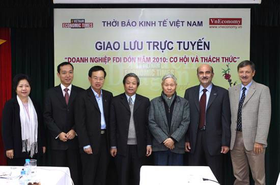 Lãnh đạo Thời báo Kinh tế Việt Nam và các diễn giả có mặt tại chương trình giao lưu.