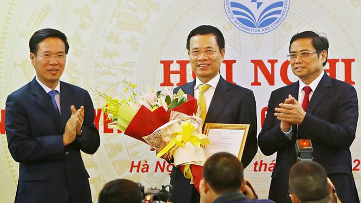 Trao quyết định quyền Bộ trưởng, Bí thư Ban Cán sự Đảng Bộ Thông tin và Truyền thông cho ông Nguyễn Mạnh Hùng - Ảnh: Mic.gov.vn.