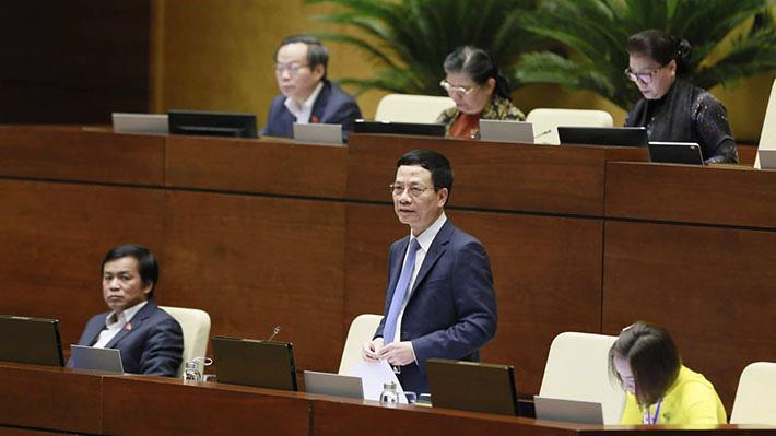 Bộ trưởng Bộ Thông tin và Truyền thông Nguyễn Mạnh Hùng trả lời chất vấn - Ảnh: Quang Phúc.
