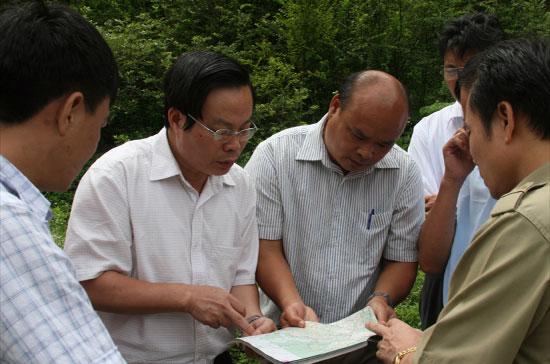 Chủ nhiệm Uỷ ban Tài chính - Ngân sách Phùng Quốc Hiển (thứ hai từ trái sang) giám sát thi công quốc lộ 4 ở Lạng Sơn sử dụng nguồn vốn trái phiếu Chính phủ năm 2010.
