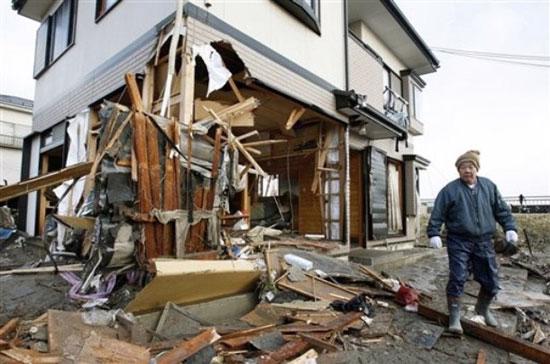 Nỗi lo kinh tế toàn cầu bị ảnh hưởng bởi động đất Nhật Bản đang bao trùm - Ảnh: AP.