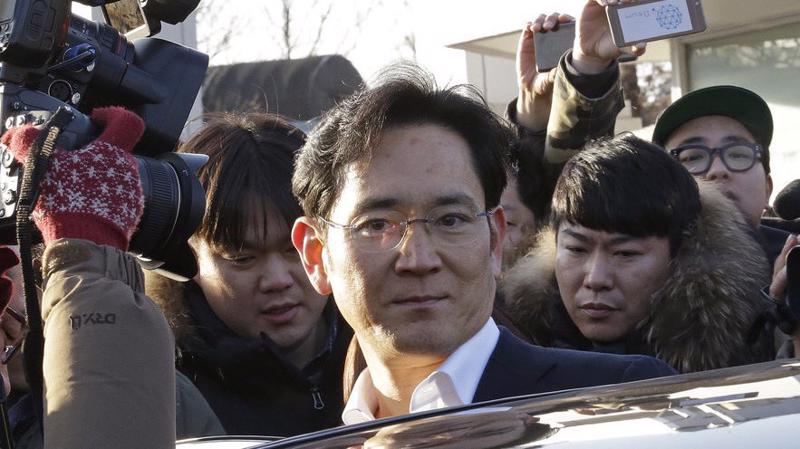 Ông Lee Jae-yong rời tòa án hôm 5/2 - Ảnh: Nikkei.