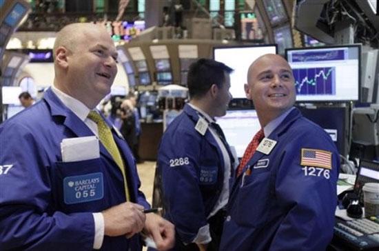 Nhóm cổ phiếu công nghệ tăng mạnh khiến nhà đầu tư bớt lo âu trước sự đi xuống của Dow Jones và S&P 500 - Ảnh: AP.