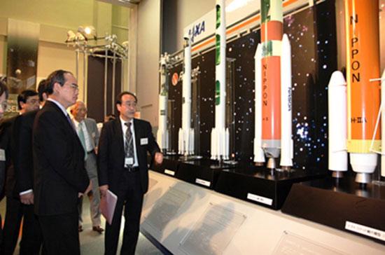 Phó thủ tướng Nguyễn Thiện Nhân và Đoàn công tác Chính phủ thăm và tìm hiểu hoạt động của Trung tâm vũ trụ Tsukuba.