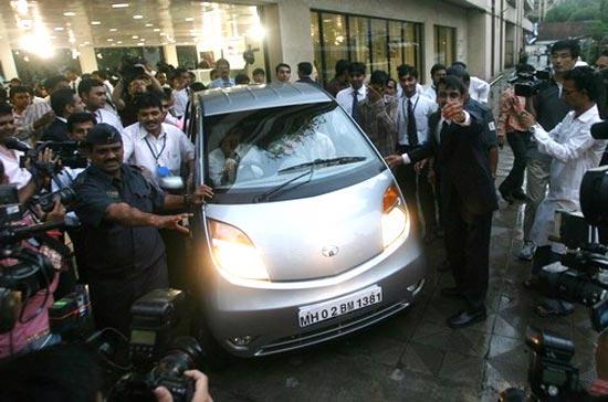 Một trong những chiếc xe Nano đầu tiên được bán ra thị trường Ấn Độ đang lăn bánh ra khỏi showroom tại Mumbai, ngày 17/7/2009 - Ảnh: Reuters.