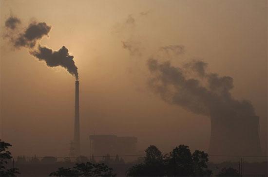 Ống khói một nhà máy tại Trung Quốc. Nhu cầu tiêu thụ năng lượng của Trung Quốc vẫn tăng trưởng trong thời gian cuộc khủng hoảng tài chính và khủng hoảng kinh tế toàn cầu làm nhu cầu này giảm mạnh ở Mỹ và châu Âu - Ảnh: Reuters.