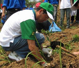 Tổng giám đốc Honda Việt Nam, ông Koji Onishi, tham gia trồng rừng sạch tại dự án.