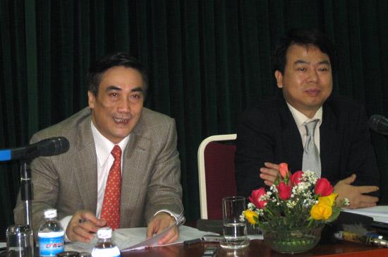 Thứ trưởng Bộ Tài chính Trần Xuân Hà (bên trái) tại cuộc họp báo diễn ra sáng ngày 1/2.