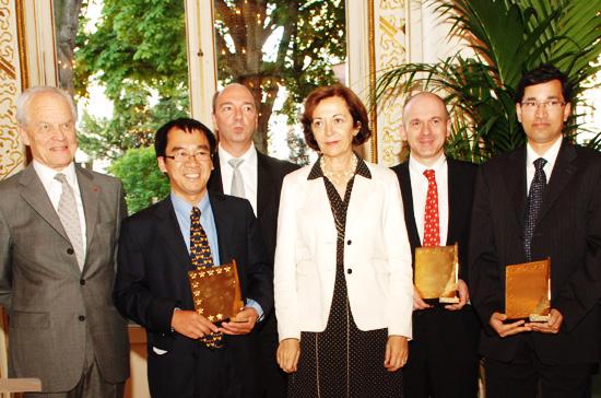 Ông Daniel Phạm (đứng thứ 2 từ trái sang) tại lễ nhận giải thưởng