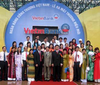 Niềm vui của cán bộ, nhân viên Vietinbank trong ngày ra mắt thương hiệu mới.