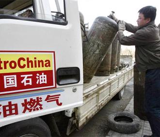 PetroChina sẽ tăng chi tiêu trong năm nay thêm 15% lên mức 207,9 tỷ Nhân dân tệ để tăng nguồn cung nhiên liệu cho nền kinh tế tăng trưởng nhanh nhất thế giới - Trung Quốc.