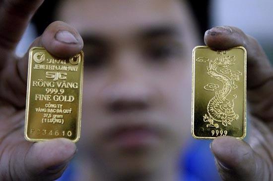 Giao dịch vàng vật chất tăng mạnh trong dịp cuối tuần vừa rồi khi người dân tranh thủ mức giá vàng xuống thấp để mua vào tích trữ - Ảnh: Reuters.