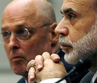 Với bối cảnh kinh tế hiện nay, ông Bernanke (bên phải) và ông Paulson xem ra không còn cách nào khác ngoài việc làm hết sức để vực dậy tăng trưởng, cho dù rủi ro lạm phát đang chờ phía trước - Ảnh: Reuters.