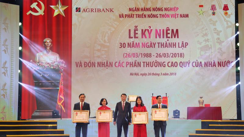 Tập thể 4 Chi nhánh Agribank đón nhận Huân chương Lao động hạng Nhất.