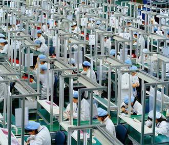 Tại một nhà máy ở Trung Quốc. Quyền lợi của người lao động tại nước này đang ngày càng được bảo vệ tốt hơn.