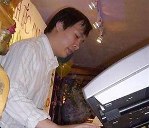 Giờ phút thư giãn, Đình Trí còn là một nghệ sĩ piano nghiệp dư.