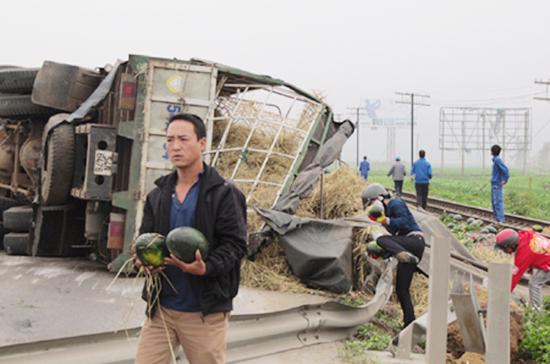 Tranh nhau "hôi" dưa trên quốc lộ 1A - Ảnh: SGTT.