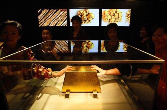 Một thỏi vàng nặng 220 kg, trị giá hơn 8 triệu USD tính theo thời giá hiện tại, được trưng bày tại Đài Loan, ngày 5/3/2010 - Ảnh: Reuters.