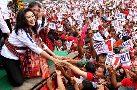 Bà Yingluck Shinawatra trong một buổi tiếp xúc cử tri - Ảnh: AFP.