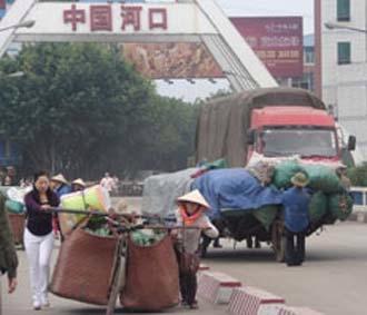 Ai có thể kiểm soát có bao nhiêu gạo quá hạn qua cầu Hồ Kiều?